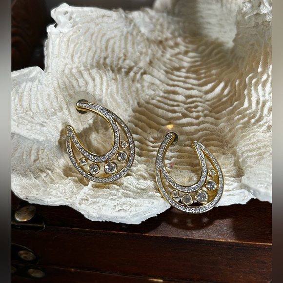 BUTLER Classic Crystal Earrings with Goldtone Finish. Absolutely Stunning - Picture 3 of 13